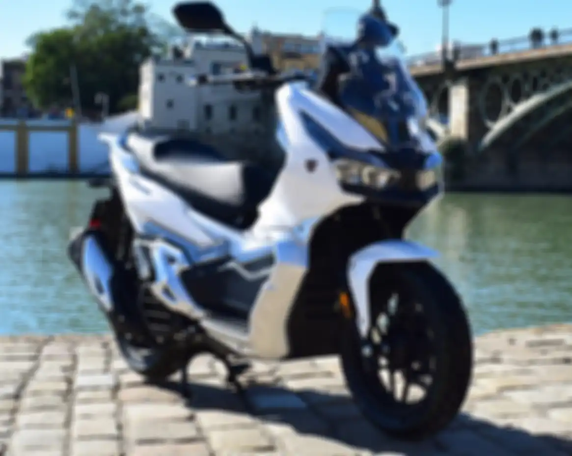MH Motorhispania VR10, motor baru mirip Honda ADV 150 yang meluncur.