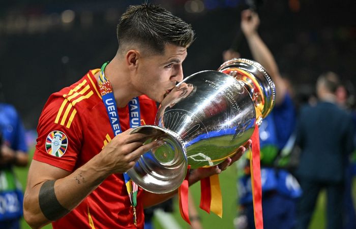 Alvaro Morata mencium trofi juara Euro 2024 berkat kemenangan timnas Spanyol atas Inggris pada final di Olympiastadion Berlin (14/7/2024).