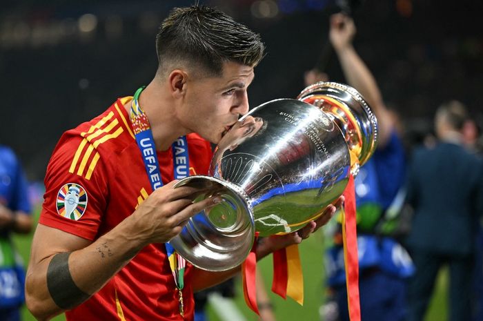 Alvaro Morata mencium trofi juara Euro 2024 berkat kemenangan timnas Spanyol atas Inggris pada final di Olympiastadion Berlin (14/7/2024).