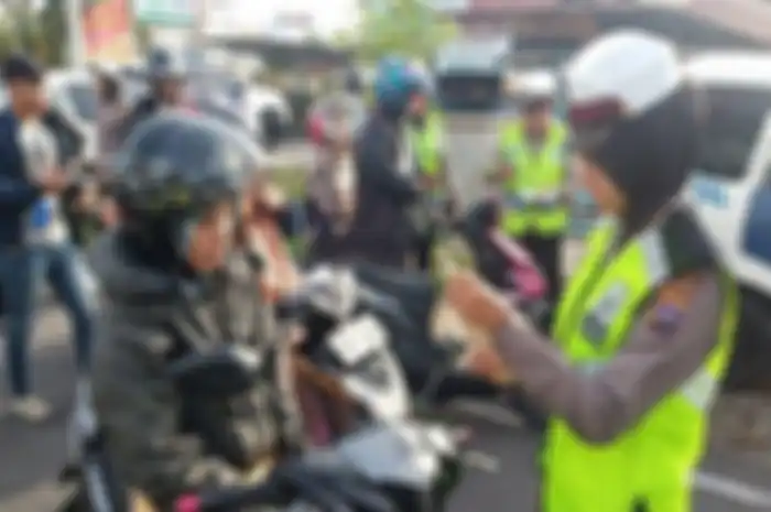 Ilustrasi pemotor yang melanggar PSBB.