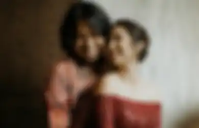 Ayu Banget! Penampilan Clairine Clay Pakai Kebaya di Hari Pertunangannya dengan Joshua Suherman