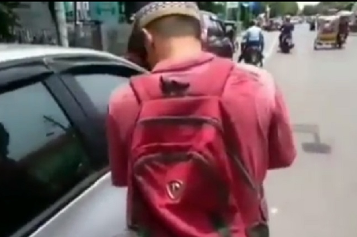 Pengemis mewah pulang naik sedan mewah di Lhokseumawe.