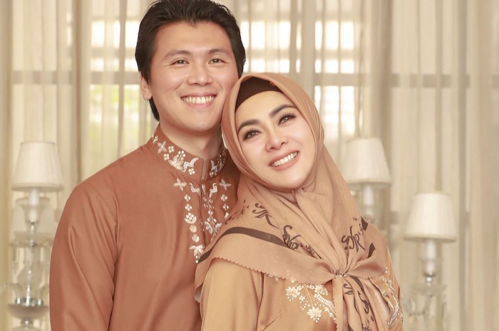 Syahrini  dan Reino Barack