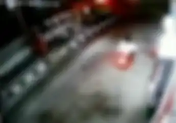 Makin Gak Aman, Petugas Pom Bensin Diserang Pemotor, Golok Disabetkan ke Korban