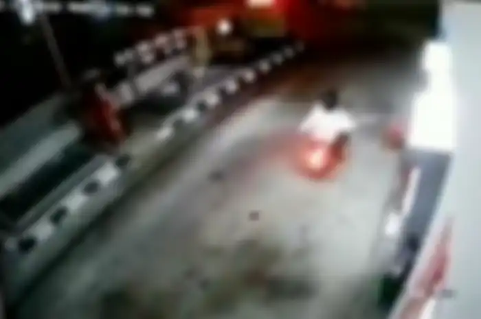 Petugas pom bensin diserang pemotor menggunakan senjata tajam.