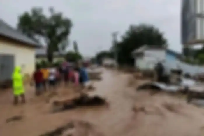 Banjir memporakporandakan rumah warga di Kabupaten Flores Timur, NTT, Minggu (4/4/2021).