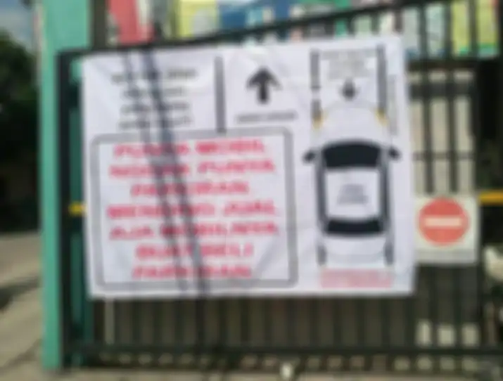Spanduk sindiran untuk warga yang parkir sembarangan