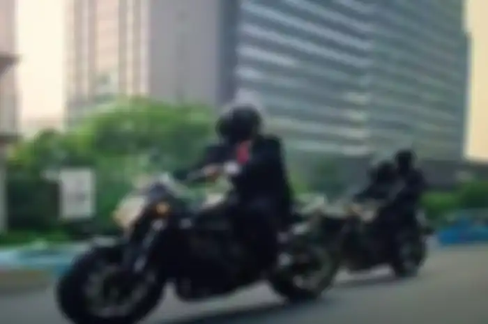 Presiden Jokowi naik motor Paspampres.