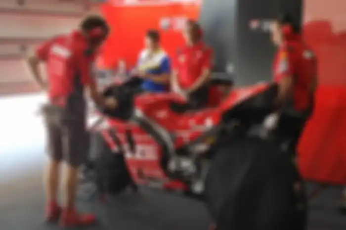 Suasana paddock tim Mission Winnow Ducati.