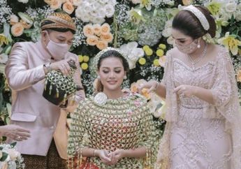 Air Mata Membasahi Pipi Anang Hermansyah, Ini Pesan yang Dibisikannya ke Telinga Aurel Saat Siraman: Harus Nurut Sama Imam