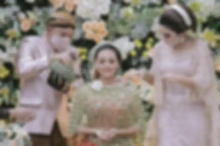 Anang Hermansyah dan Ashanty saat melakukan prosesi siraman Aurel.