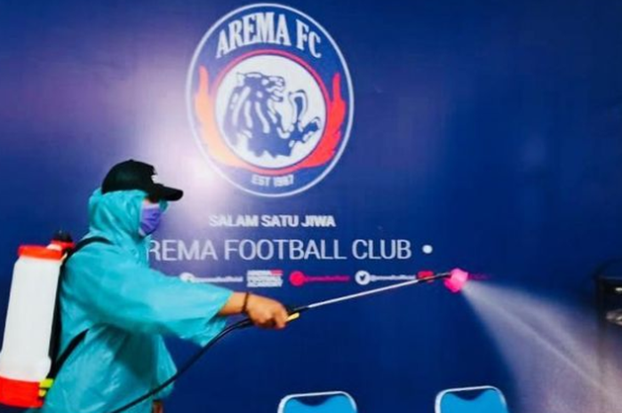 Manajemen Arema FC melakukan penyemprotkan disinfektan di Kantor Arema FC Malang, Jawa Timur, Sabtu (20/03/2020) siang.