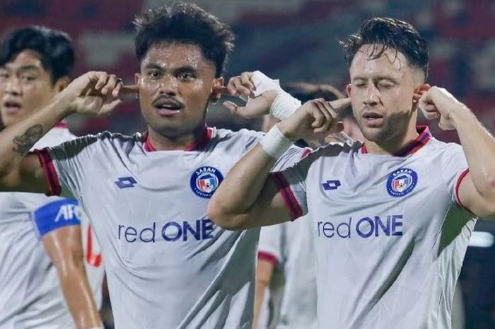 Dua pemain Sabah FC, Saddil Ramdani (kiri) dan Darren Lok, melakukan selebrasi.