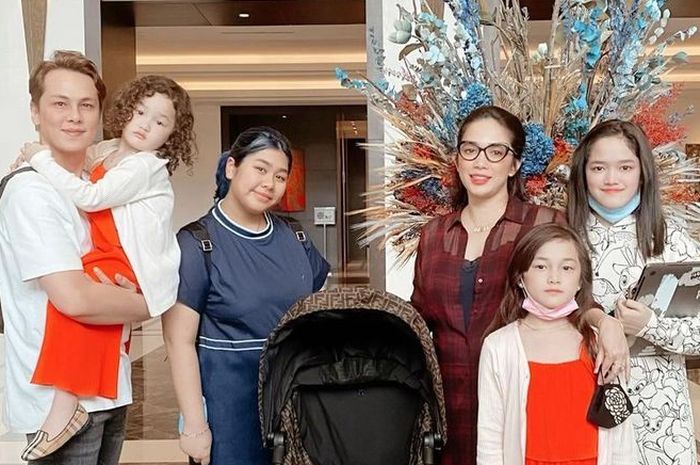 Keluarga Andhika Pratama dan Ussy Sulistiawaty.