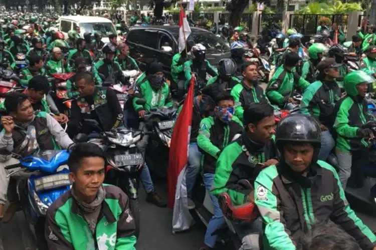 Apakah DP 0 Persen Akan Membuat Jalanan Penuh Dengan Jaket Hijau?