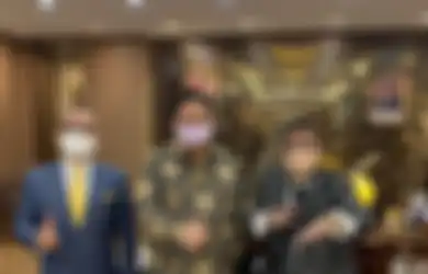 Luhut Minta Kapolda Metro Tutup Holywings, Hotman Paris Bicara Kasus Hukum Ini, Pamer Foto Bareng Tangan Kanan Jokowi