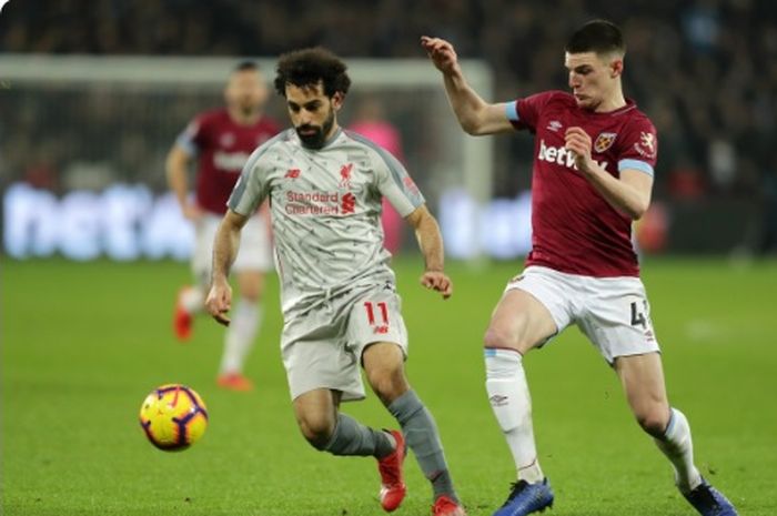 Gelandang West Ham United, Declan Rice (kanan), berduel dengan penyerang Liverpool, Mohamed Salah, dalam laga Liga Inggris di London Stadium, Senin (4/2/2019).