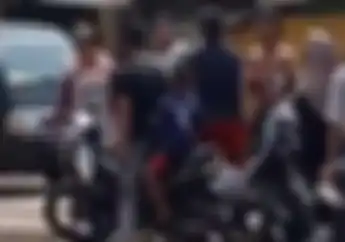 Warga Histeris, Video Pemotor Dipukuli Karena Marah Disiram Air, Tradisi Balimbur Ternoda