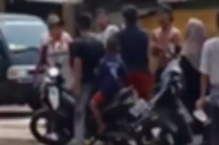Pemotor dipukuli dua pemuda saat berlangsung perayaan Balimbur, di Kalimantan Timur.