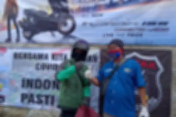 GOMAX (Gojek NMAX) Riders menggelar baksos.