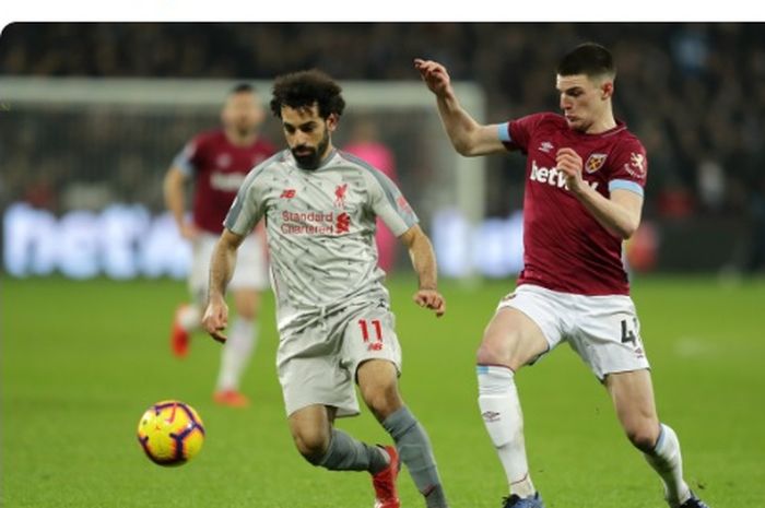 Gelandang West Ham United, Declan Rice (kanan), berduel dengan penyerang Liverpool, Mohamed Salah, dalam laga Liga Inggris di London Stadium, Senin (4/2/2019).