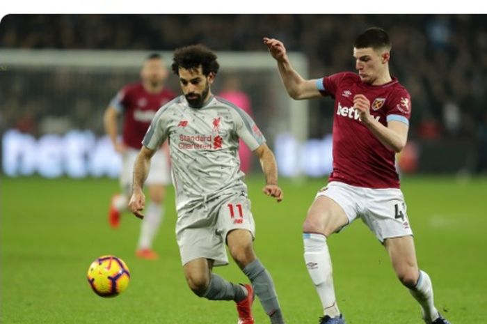 Gelandang West Ham United, Declan Rice (kanan), berduel dengan penyerang Liverpool, Mohamed Salah, dalam laga Liga Inggris di London Stadium, Senin (4/2/2019).