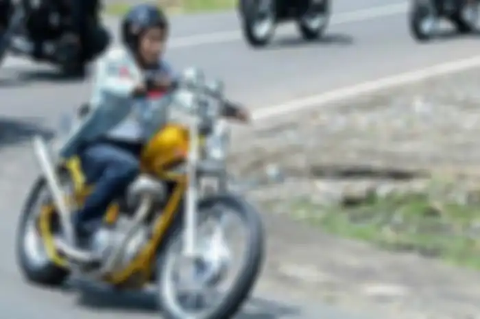 Presiden Jokowi memacu motornya dengan kecepatan rata-rata 80 kpj.