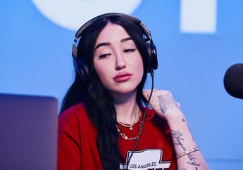 5 Selebritis Berbusana Terburuk di Grammy Awards 2021, Gaun Adik Miley Cyrus Disebut Mirip Buntelan Seprai