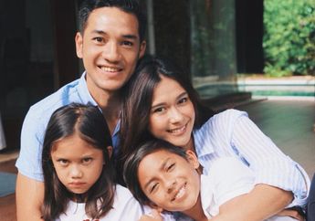 Kedua Anaknya Kini Sudah Beranjak Remaja, Potret Keluarga Nana Mirdad Ngemper di Pinggir Kolam Renang Ini Tuai Beragam Komentar, Netizen Sampai Salfok dengan Wajah Sang Putra