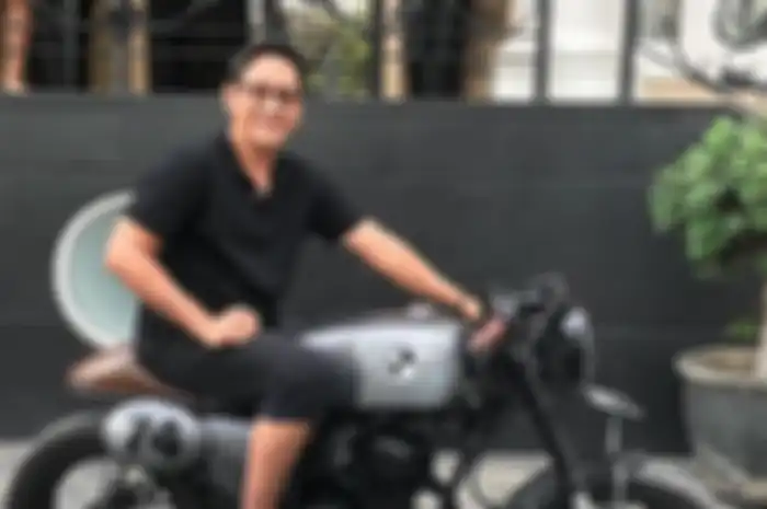 Andre Taulany berfoto dengan Yamaha Scorpio bergaya Cafe Racer