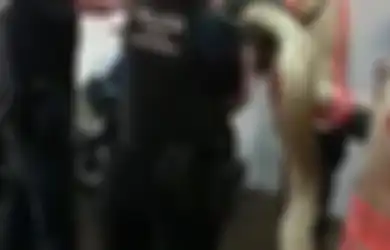 Sedang Enak-enaknya Membuka Jendela, Perempuan Ini Dikagetkan oleh Ular Piton Raksasa yang Terbang ke Tempatnya, Ini yang Kemudian Terjadi
