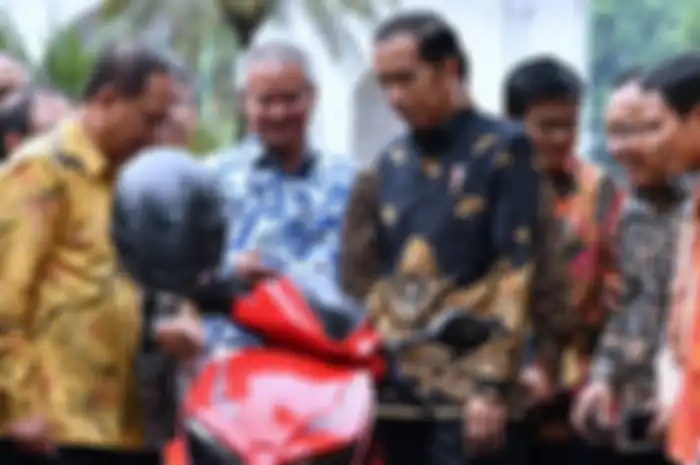 Jokowi jajal Motor Listrik Gesits di Istana
