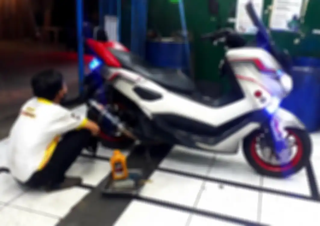 Ilustrasi ganti oli motor di Yamaha NMAX.