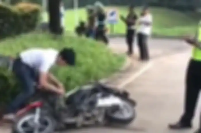 Pemotor hancurkan motornya sendiri karena kesal ditilang polisi.