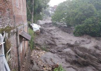 1 Warga Ditemukan Meninggal Dunia Dalam Musibah Banjir Bandang di Kota Batu Malang, Wapres Ma'ruf Beri Instruksi Ini Kepada Mensos Risma