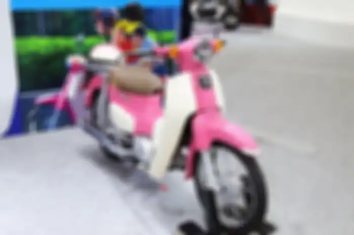 Honda Super Cub 50 dan 110 Terbaru hadir dengan warna pink, terinspirasi film kartun Jepang.