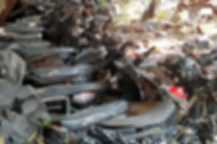Kumpulan motor lawas rusak campur sampah.