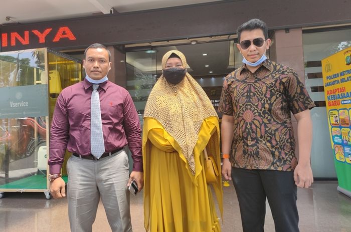 Mantan istri kedua Halilintar Anovial Asmid, Happy Hariadi saat ditemui Grid.ID di Polres Metro Jakarta Selatan, Kebayoran Baru, Senin (21/9/2020).