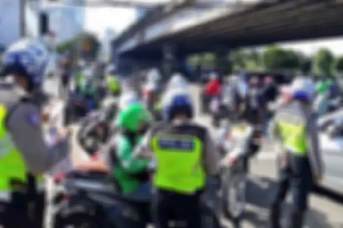 Penindakan terhadap driver ojol yang mangkal sembarangan oleh polisi.