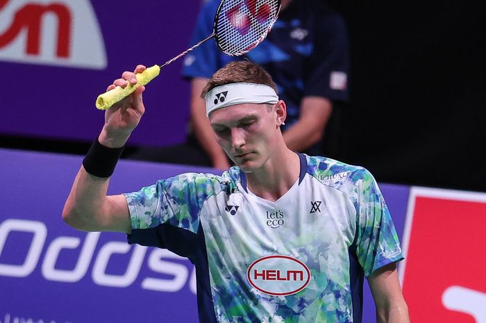 Tunggal putra nomor satu dunia sekaligus juara bertahan, Viktor Axelsen resmi kehilangan gelar usai dipecundangi HS PRannoy (India) pada perempat final Kejuaraan Dunia 2023, di Royal Arena, Kopenhagen, Denmark, Jumat (25/8/2023) waktu setempat.