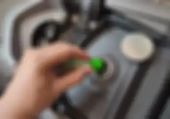 Emang Bener Minyak Kayu Putih Dicampur Bensin Bikin Irit? Nih Kata Pertamina