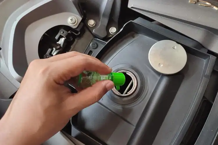 Emang Bener Minyak Kayu Putih Dicampur Bensin Bikin Irit? Nih Kata Pertamina