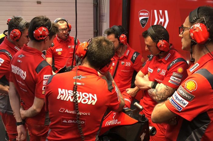 Para kru dari tim Mission Winnow Ducati saat berada di Sirkuit Losail, Qatar untuk menjalani seri MotoGP Qatar 2019,