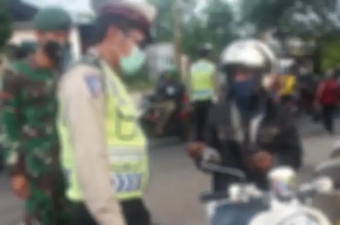Ilustrasi TNI dan Polri lakukan pemeriksaan di pos gabungan 
