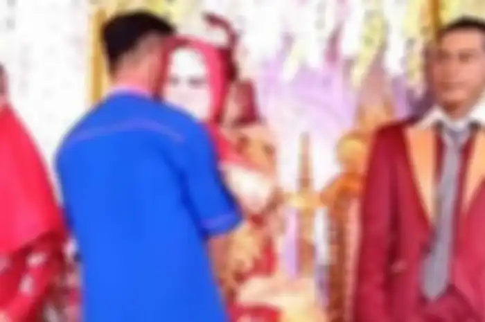 Pengantin wanita ini terisak di pelukan pria yang diduga mantan kekasihnya