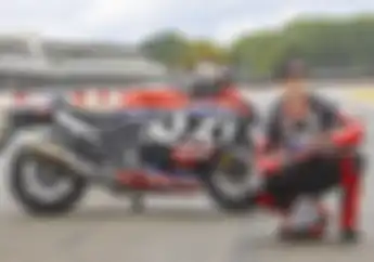 Mengharukan, Suzuki Beri Hadiah Motor Buat Pembalap Senior Mereka