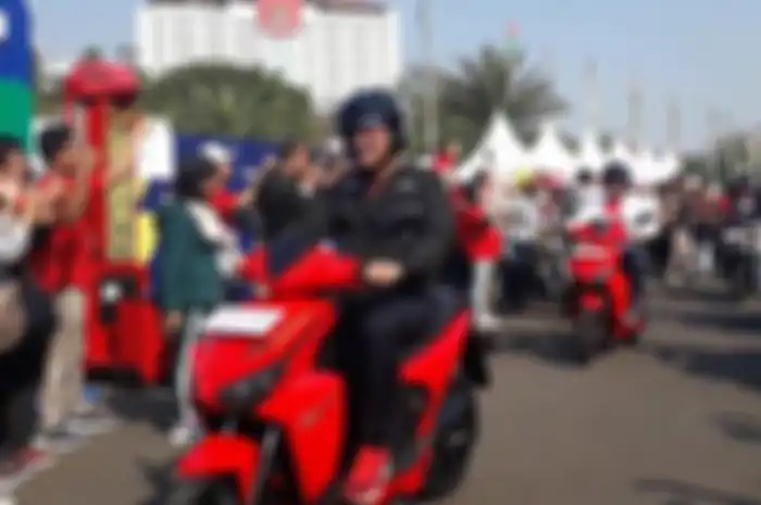 Luhut Binsar Panjaitan saat menjajal motor listrik di Monas, Jakarta.