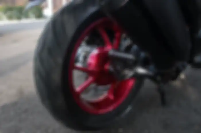 Swing arm dan pelek orisinal Yamaha Aerox repaint gun metal dan merah candy