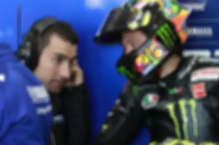 Valentino Rossi (kanan) tunjuk David Munoz sebagai kepala kru tim yang baru.