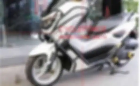 Tampak samping Yamaha NMAX pakai crash guar